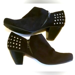 Bare traps booties